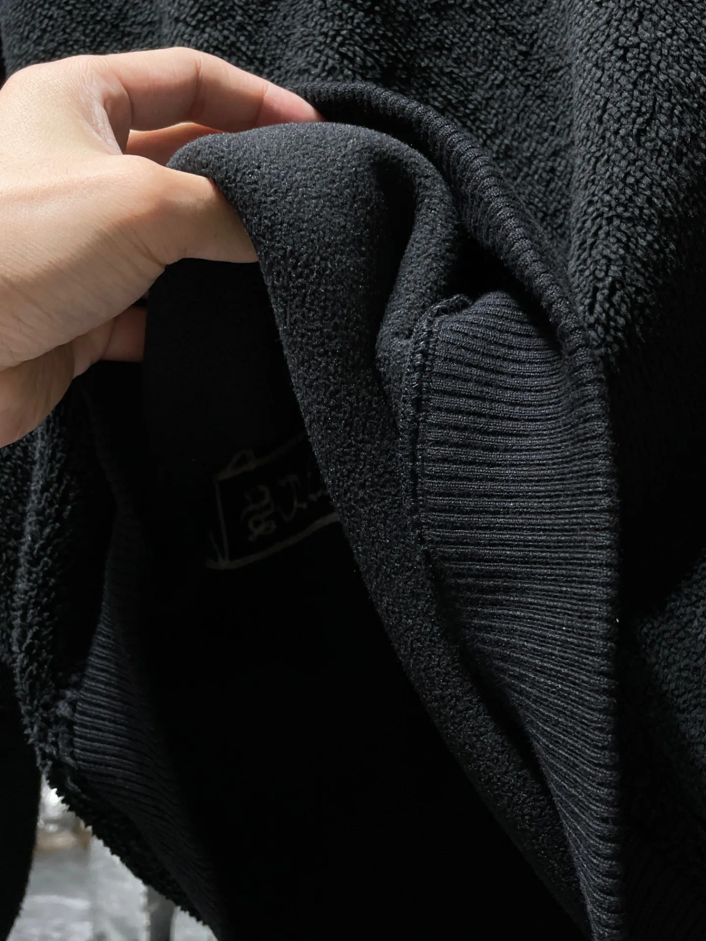 P276 Chrome Hearts 🌨️Winter lamb wool series🌨️ Patchwork embroidered horseshoe cross lamb wool jacket (thick custom alpaca wool material) Heavy craftsmanship, high-end quality Tajima machine embroidery, perfect craftsmanship details! Warm and casual ✨✨The fit is slim and not bulky 🌈Recommended color: black🌈Code numbers: S, M, L, XL.